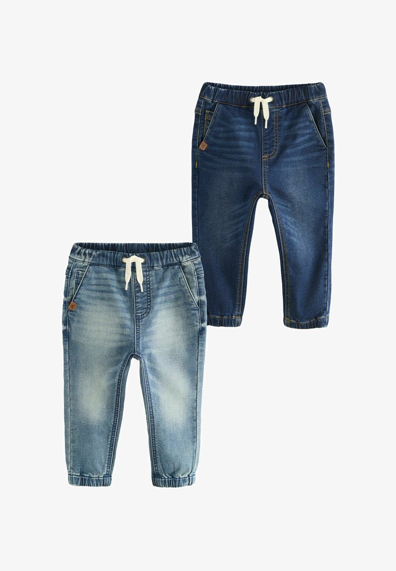 Zwei Paar Kinderdemus-Jogginghosen aus Denim mit elastischem Bund und weißen Kordeln, eine in hellblauer Waschung und eine in dunkelblauer Waschung.