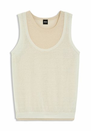 Mouwloze gebreide crèmekleurige vest met een ronde hals en een zwart BOSS-merkembleem aan de kraag.