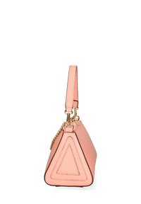 Borsa a tracolla in pelle color pesca con forma triangolare, dotata di accessori dorati, finitura testurizzata e una tracolla decorata con catena.