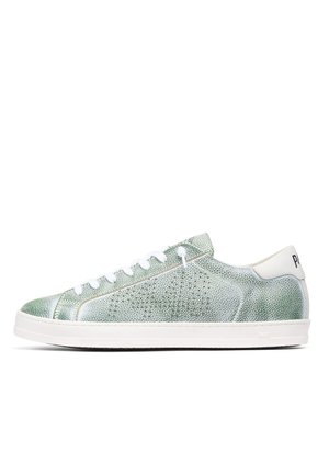 Baskets basses avec une tige métallique verte texturée, lacets blancs et semelle blanche, vues de profil sur fond blanc.