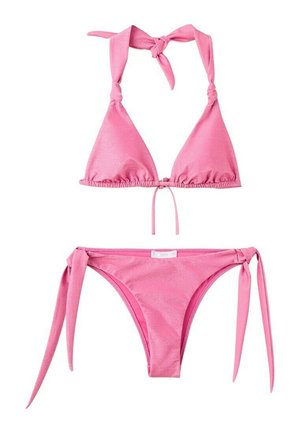 Bikini rosa de dos piezas con top de triángulo que presenta lazos en el cuello y la espalda, y braguitas a juego con lazos en los laterales, mostrado plano sobre un fondo blanco.