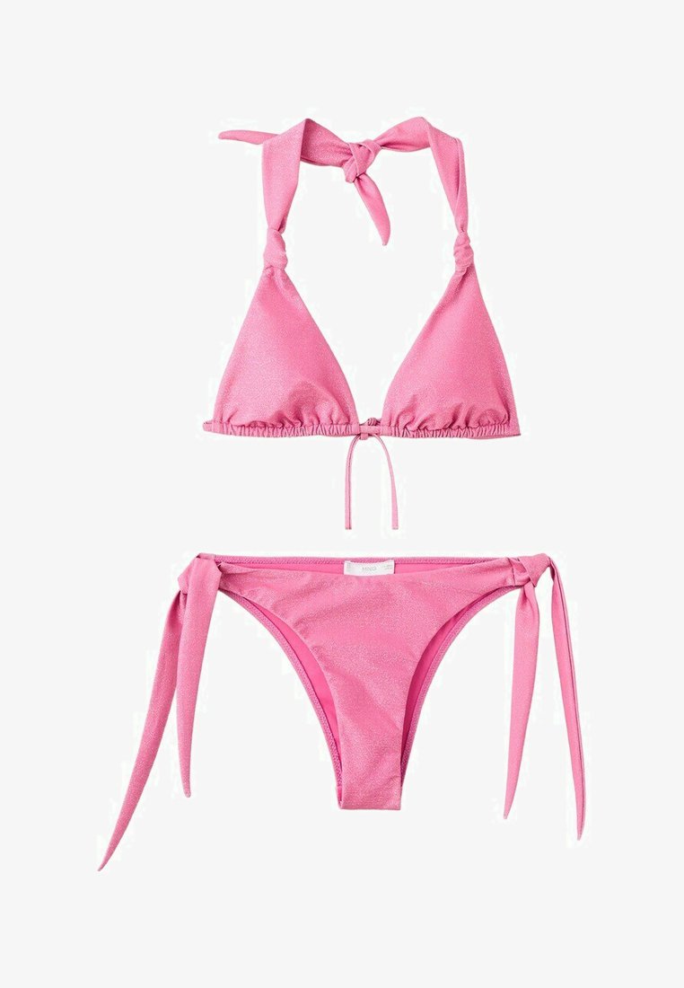 Ružové dvojdielne bikiny s trojuholníkovým vrchným dielom so zaväzovaním na krku a chrbte a zodpovedajúcimi spodkami s bočnými zaväzovaniami, položené na bielom pozadí.