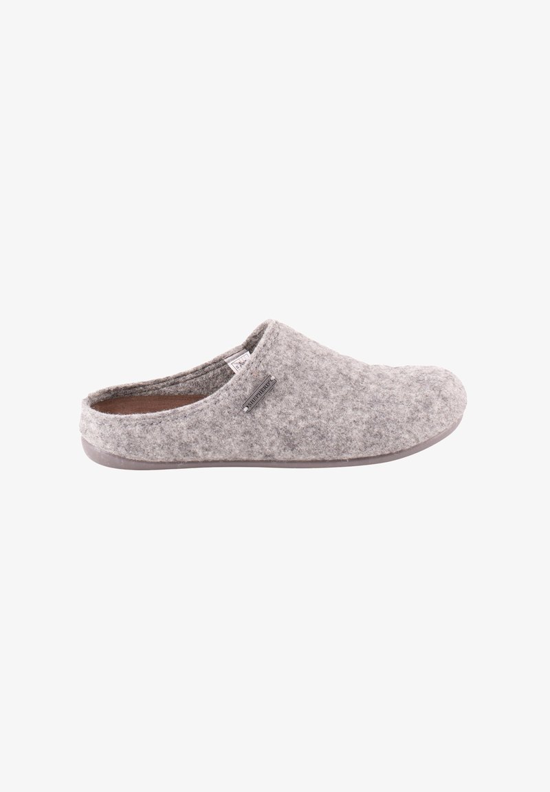 Pantofole slip-on in feltro grigio con punta arrotondata, tallone basso e piccola etichetta "Shepherd" sul lato, mostrate su sfondo bianco.