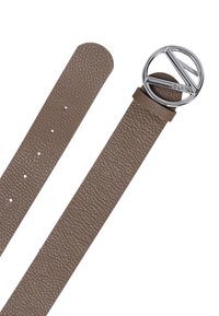 Brauner strukturierten Leder Gürtel mit einer silbernen runden Schnalle, die ein geometrisches Logo zeigt. Vier verstellbare Löcher entlang des Riemens.