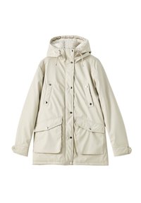 Parka beige clair avec capuche, doublure en polaire, boutons-pression à l'avant, poignets ajustables et quatre poches à rabat sur fond blanc.