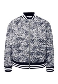 Prošívaná bomberka v námořnické modři a bílé, s předním zipem, žebrovanými manžetami a lemem se pruhovanými akcenty. Texturovaný květinový vzor po celém povrchu.