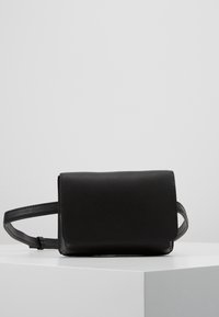 Sac bandoulière en cuir noir avec fermeture à rabat, forme rectangulaire, texture lisse et bandoulière réglable. Design minimaliste.