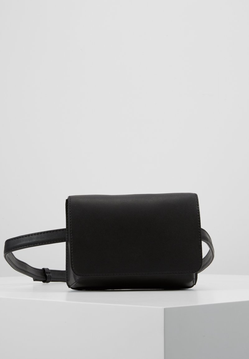 Sac bandoulière en cuir noir avec fermeture à rabat, forme rectangulaire, texture lisse et bandoulière réglable. Design minimaliste.
