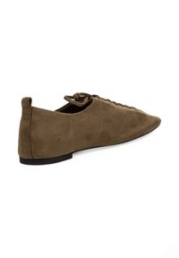 Zapato de ante verde oliva con puntera puntiaguda, suela plana de goma y cordones decorativos. Textura suave y diseño minimalista.