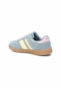 Zapatillas de ante azul con rayas amarillas y acentos rosas. Presentan una suela texturizada, cordones y un cuello acolchado para mayor comodidad.