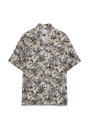 Beiges kurzärmliges Hemd mit schwarzem Palmenmuster und Camp-Kragen, flach auf weißem Hintergrund liegend.