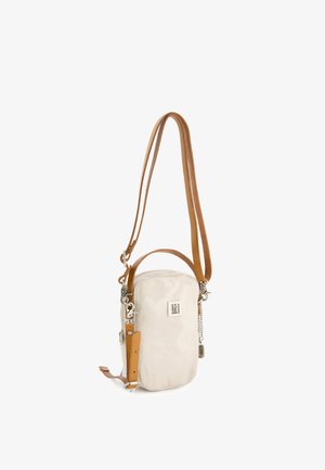 Lille lodret beige læder crossbody taske med tan justerbar rem, sølv logo plade og kæde accenter på hvid baggrund.
