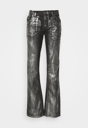 Zwarte spijkerbroek met flare en een glanzende zilveren afwerking, uitgerust met vier zakken en zichtbare naden. De textuur toont een geborsteld, metallic effect.