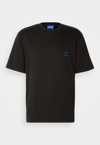 T-shirt noir à manches courtes avec un col rond, arborant un petit logo de visage souriant bleu sur la poitrine gauche et une étiquette bleue "HUGO" à l'intérieur du col.