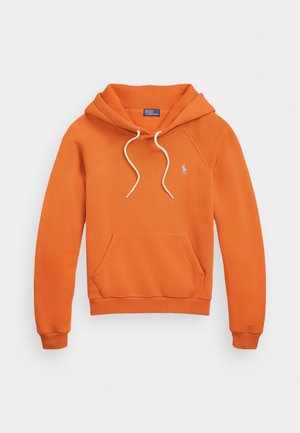 Pomarańczowa bluza z kapturem i białymi sznurkami, przednia kieszeń typu kangur, prążkowane mankiety i dół bluzy oraz małe haftowane logo na piersi.