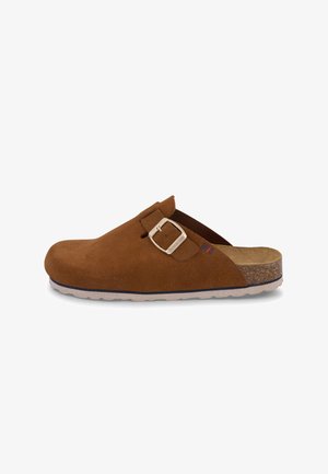 Zoccolo marrone in camoscio con fibbia regolabile in argento, sottopiede in sughero e suola bianca texturizzata progettati per comfort e uso casual.