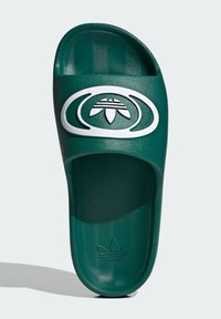 Zelená šľapka na posúvanie s textúrovaným povrchom a bielym logom. Dizajn zahŕňa tvarovanú stielku a otvorené špičky.