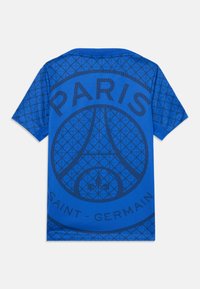 Blå kortärmad T-shirt med en stor grafisk design som visar texten "PARIS" och en logotyp i mörkblått, som framhäver ett geometriskt mönster.