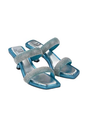 Türkise Sandalen mit doppelten, mit Strass besetzten Riemen, quadratischer Zehenpartie und niedrigem Blockabsatz. Der metallische Glanz der Sohlen ergänzt das Design.