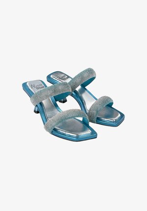 Türkise Sandalen mit doppelten, mit Strass besetzten Riemen, quadratischer Zehenpartie und niedrigem Blockabsatz. Der metallische Glanz der Sohlen ergänzt das Design.