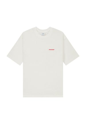 T-shirt blanc à manches courtes avec col rond et petit texte rouge "POCKIES" sur le côté gauche de la poitrine.