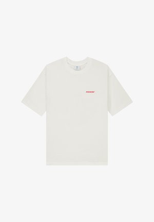 T-shirt blanc à manches courtes avec col rond et petit texte rouge "POCKIES" sur le côté gauche de la poitrine.