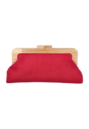 Monedero de tela rojo con marco rectangular de madera clara y cierre de broche, aislado sobre fondo blanco.