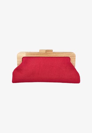 Monedero de tela rojo con marco rectangular de madera clara y cierre de broche, aislado sobre fondo blanco.