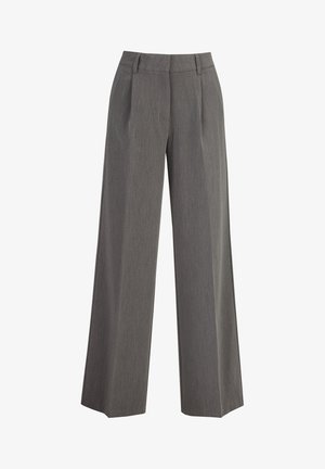 Brede broekspijpen in lichtgrijze stof, met voorplooien, een op maat gemaakte tailleband en een soepele textuur. Geen zichtbare hardware of accenten.