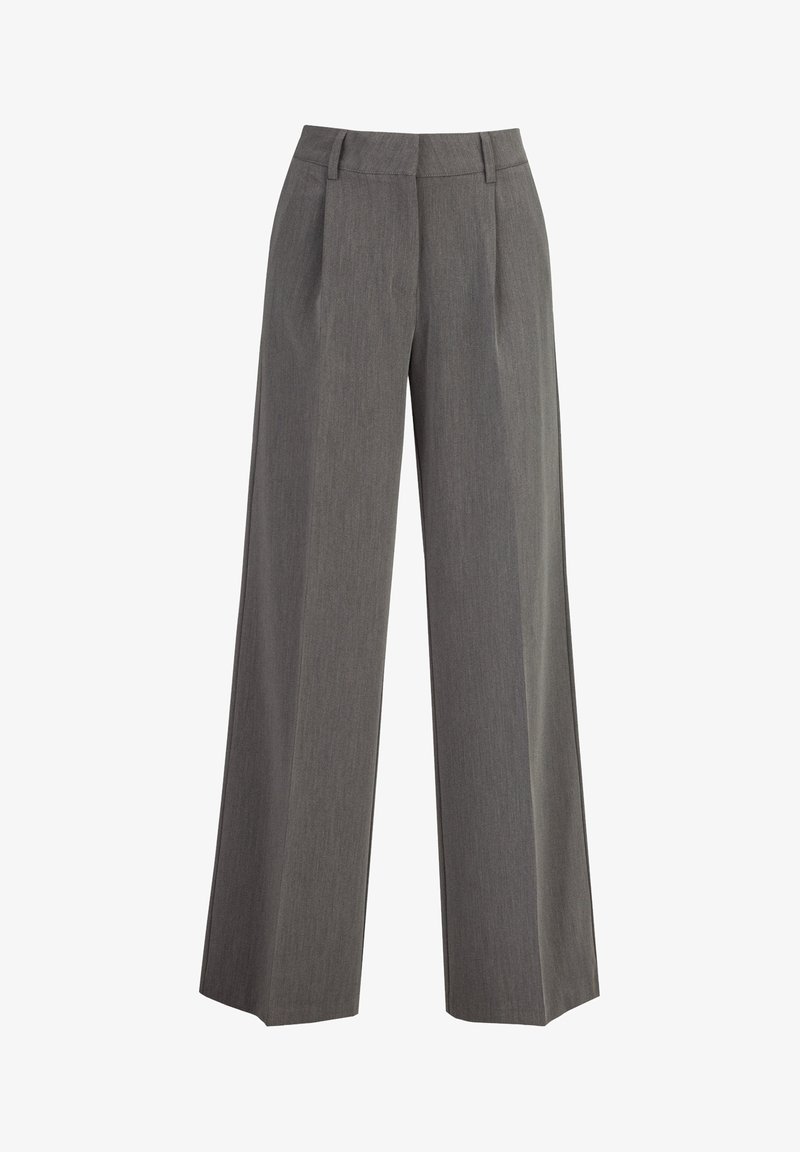 Brede broekspijpen in lichtgrijze stof, met voorplooien, een op maat gemaakte tailleband en een soepele textuur. Geen zichtbare hardware of accenten.