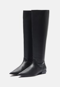 Schwarze Leder-Stiefel bis zum Knie mit spitzem Zehen und niedrigem Blockabsatz. Schlankes Design, glatte Textur und minimalistische Nahtdetails.