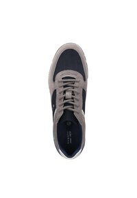 Herren Schnürsneaker aus dunkelblauem Mesh-Gewebe mit grauen Wildleder-Overlays, bedruckte Innensohle und Größe 42.