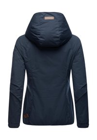 Granatowa kurtka z kapturem o gładkiej fakturze, z naszywką z logo na plecach i elastycznymi mankietami dla dopasowanego kroju.
