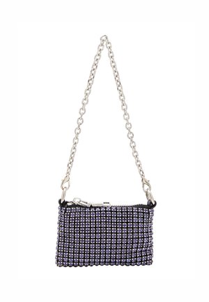 Lila mit Strasssteinen verzierte Clutch mit schwarzem Grund, ausgestattet mit einem silbernen Kettenriemen und einem Reißverschluss. Rechteckige Form, glatte Textur.