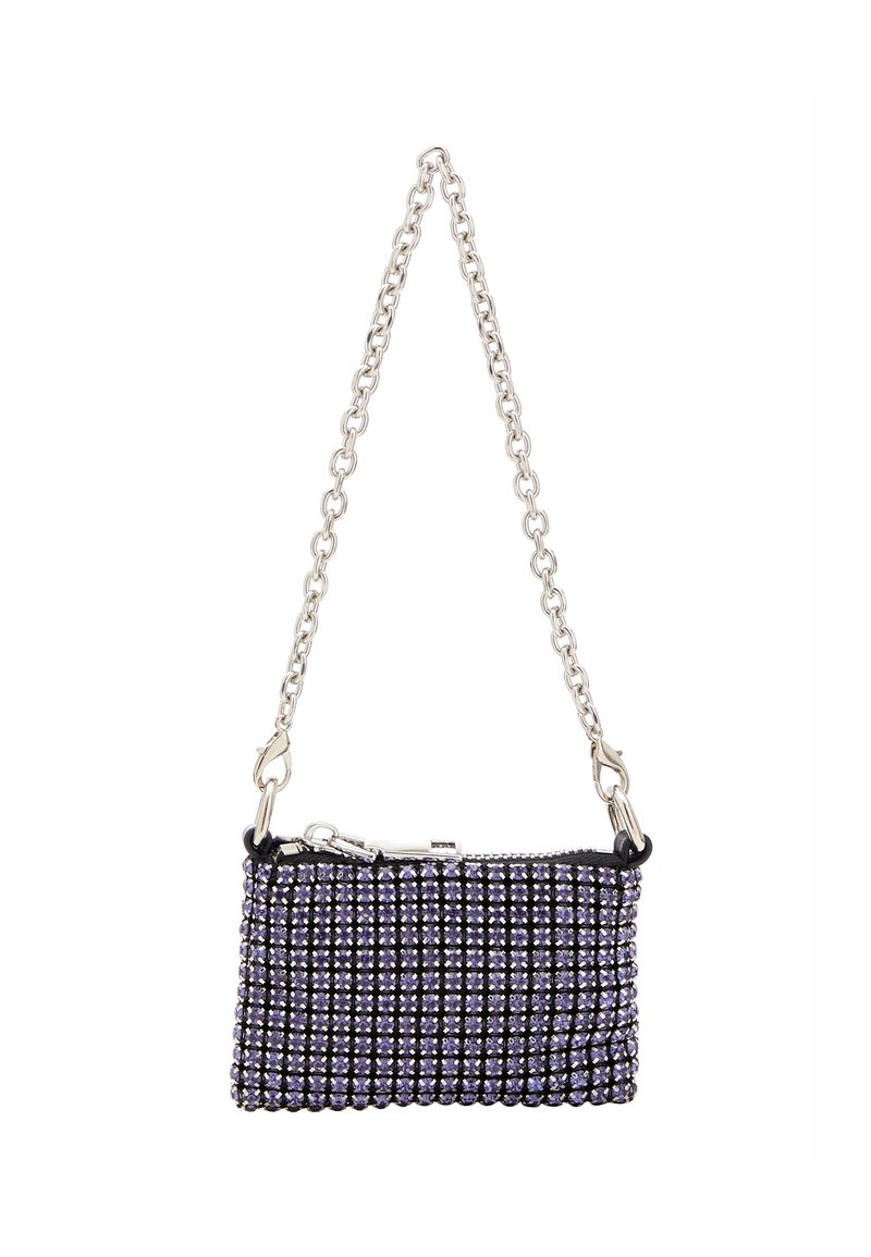 Lilla clutch pyntet med rhinsten på en sort bund, med en sølvfarvet kædestrop og lynlås lukning. Rektangulær form, glat tekstur.