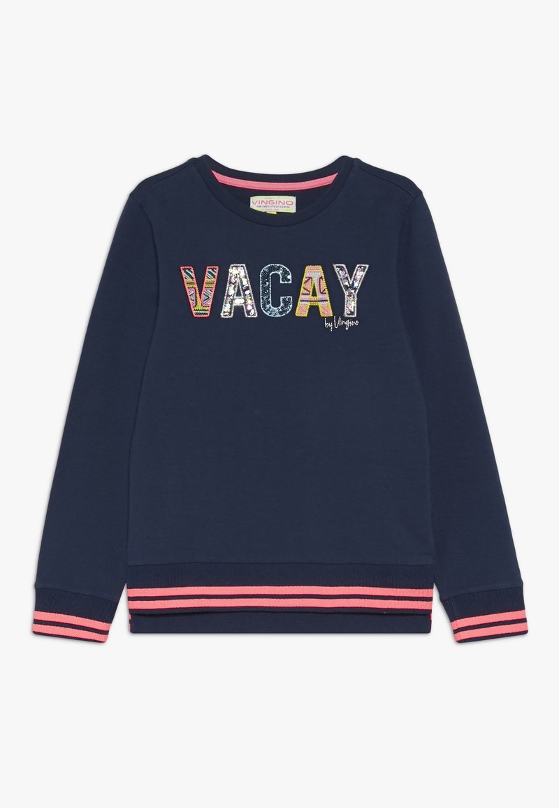 Sweatshirt à manches longues bleu marine avec poignets et ourlet à rayures roses, ornée de lettres colorées à motifs formant le mot « VACAY » sur le devant.