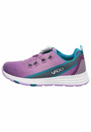 Scarpa atletica viola con tomaia in mesh traspirante, dettagli turchesi, punta arrotondata e meccanismo di allacciatura rapida. Suola in gomma leggera.