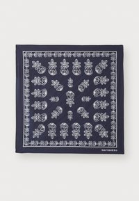 Marineblått skjerf med hvite blomsterdesign og декоративdetaljer, kantet med en hvit kant. Laget av et glatt stoff.