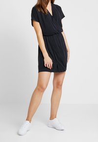 Monki Žerzejové šaty - black