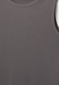 Débardeur gris à côtes avec un col rond et sans manches, présentant une texture douce et de légères rayures horizontales.
