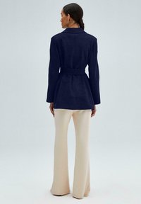 Touché Privé CONTRAST COLOR DETAIL - Īss mētelis - navy blue