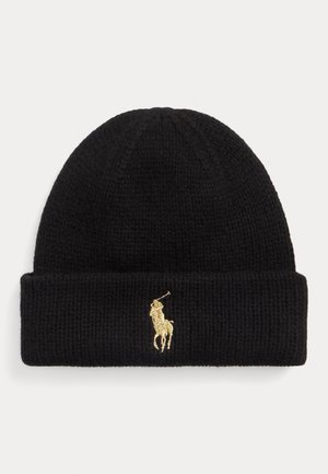 Gorro de malha preto com uma dobra na parte superior, apresentando um logo de jogador de polo bordado em dourado na frente. Textura suave e forma ajustada.
