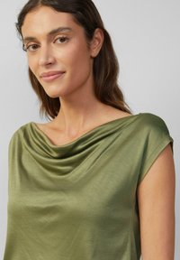 s.Oliver BLACK LABEL AUS GLÄNZENDER MIT WASSERFALL-AUSSCHNITT - T-shirt print - olivgrün