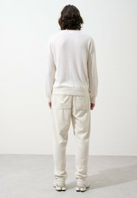 Authentic Cashmere AIGLIÈRE biały
