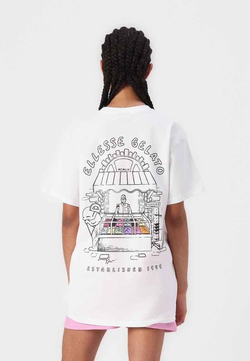 Camiseta de algodón blanca con un dibujo en línea negro de una heladería, con bolas de helado de colores en una vitrina y el texto "ELLESSE GELATO."