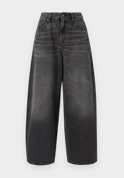 Jean noir à jambes larges taille haute avec bouton frontal, fermeture éclair et design classique à cinq poches, présenté sur un fond uni.