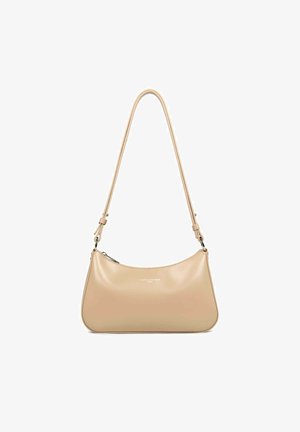 Sac à main en cuir beige avec une forme courbée, une bandoulière réglable et des éléments en métal argenté. Il dispose d'une fermeture à glissière et d'un détail de logo en relief.