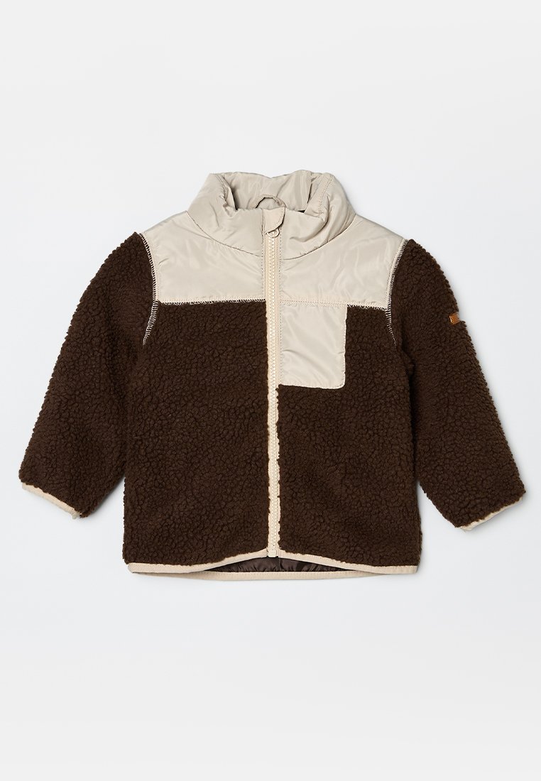 Chaqueta de forro polar marrón con detalles de nailon beige, cuello alto, cierre de cremallera en la parte delantera y forma cuadrada. Cuenta con un bolsillo en el pecho y puños elásticos.