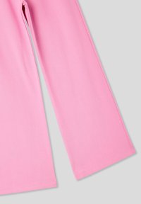 Pantaloni a gamba larga rosa realizzati in tessuto morbido. Caratterizzati da una texture liscia e bordi orlati. Nessun motivo visibile o dettagli in metallo.