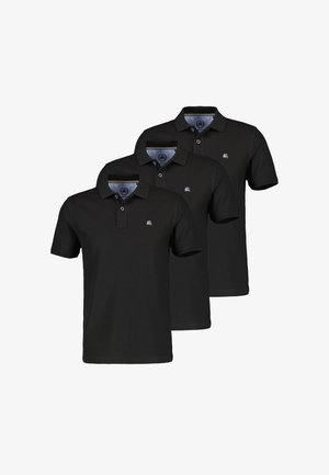 Trzy czarne koszulki polo z krótkim rękawem, kołnierzykiem i małym białym logo na lewej piersi, ułożone w przesuniętym rzędzie.